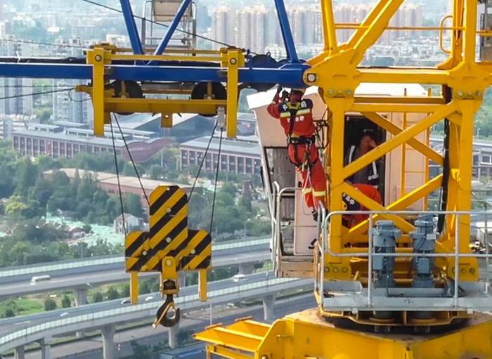 皇冠信用網APP下载_40℃高温皇冠信用網APP下载!合肥一塔吊操作员因身体不适被困 消防百米高空救援