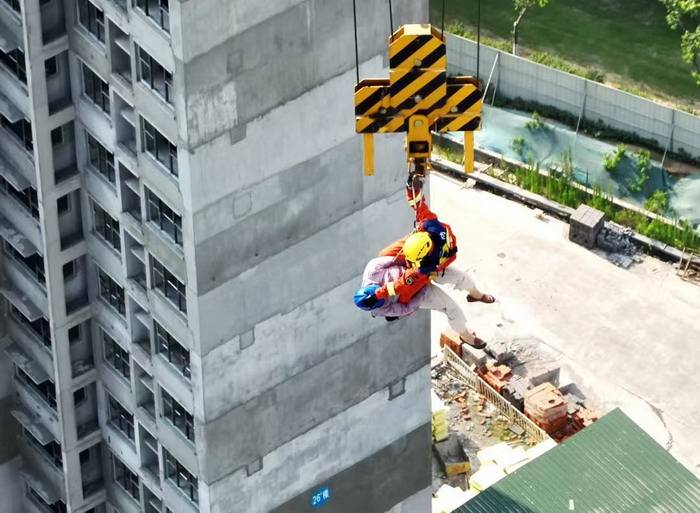 皇冠信用網APP下载_40℃高温皇冠信用網APP下载!合肥一塔吊操作员因身体不适被困 消防百米高空救援