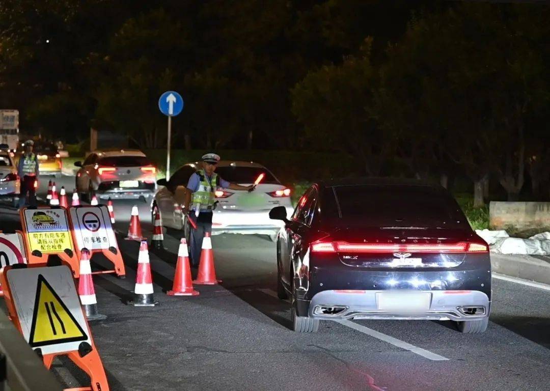 皇冠信用网登2代理_边骑车边喝啤酒解暑？北京交警：1438人“醉”上加罚皇冠信用网登2代理！