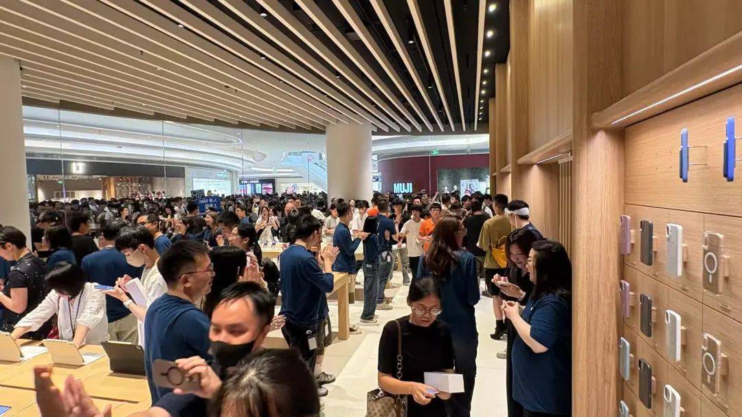 切尔西足球_大量深圳人涌入切尔西足球！有人通宵“打地铺”排队……