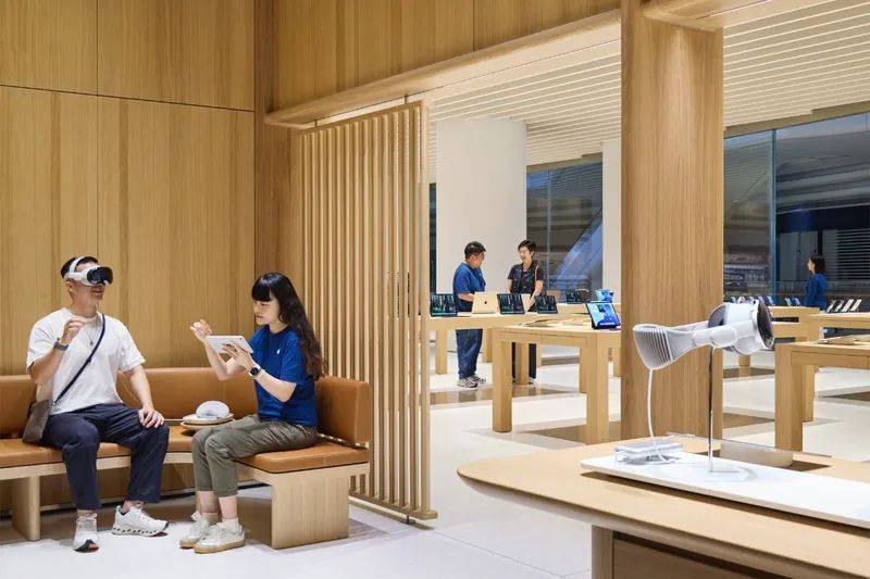 切尔西足球_大量深圳人涌入切尔西足球！有人通宵“打地铺”排队……