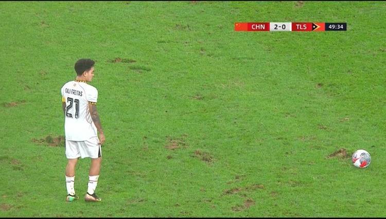 富山胜利vs熊本深红_马德兴评U22国足比赛场地：能用吗富山胜利vs熊本深红？这种场地联赛都没考验过