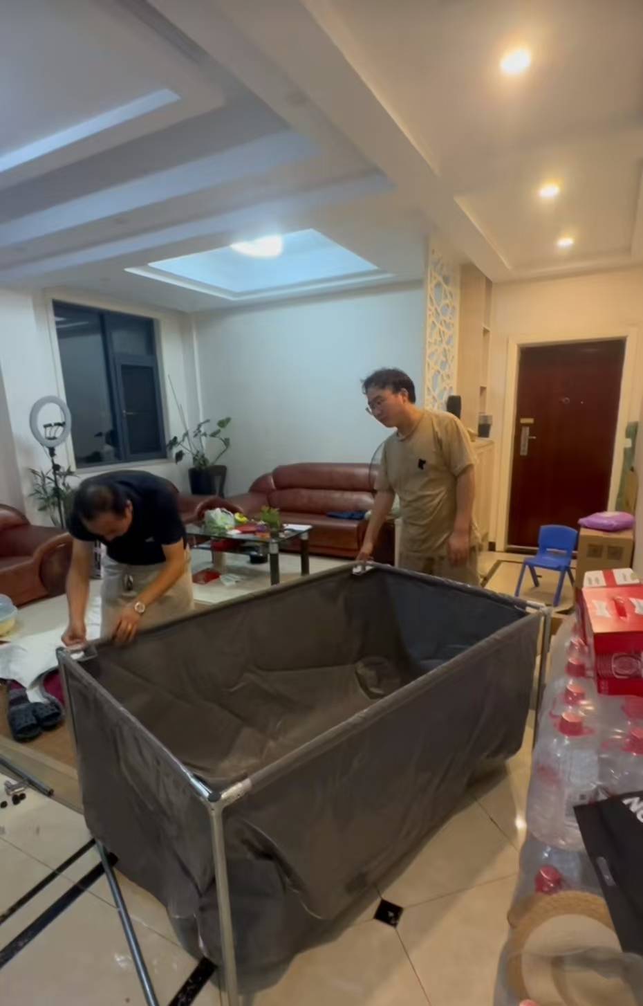 纳萨杜拜vs巴塔_“父母的爱不会变！”丈夫深夜下班拼鱼缸公公帮忙纳萨杜拜vs巴塔，妻子：父母支持爱好，住一起很和睦