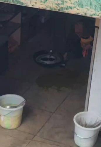 如何注册皇冠足球代理_小吃店老人将地面油污收回锅内如何注册皇冠足球代理，老板道歉“做得太错了”，市监局责令停业整顿